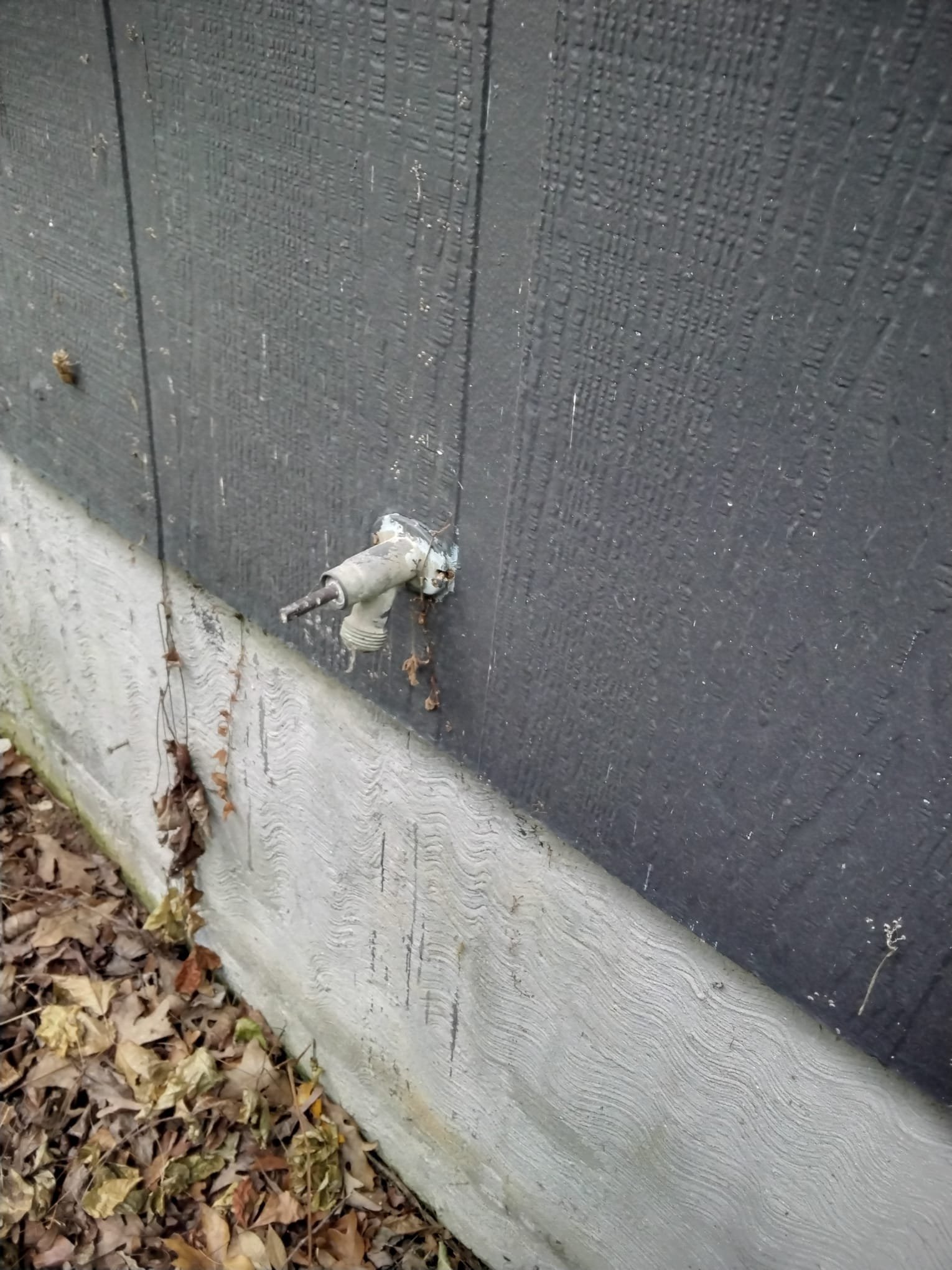 Worn out outdoor faucet before repair