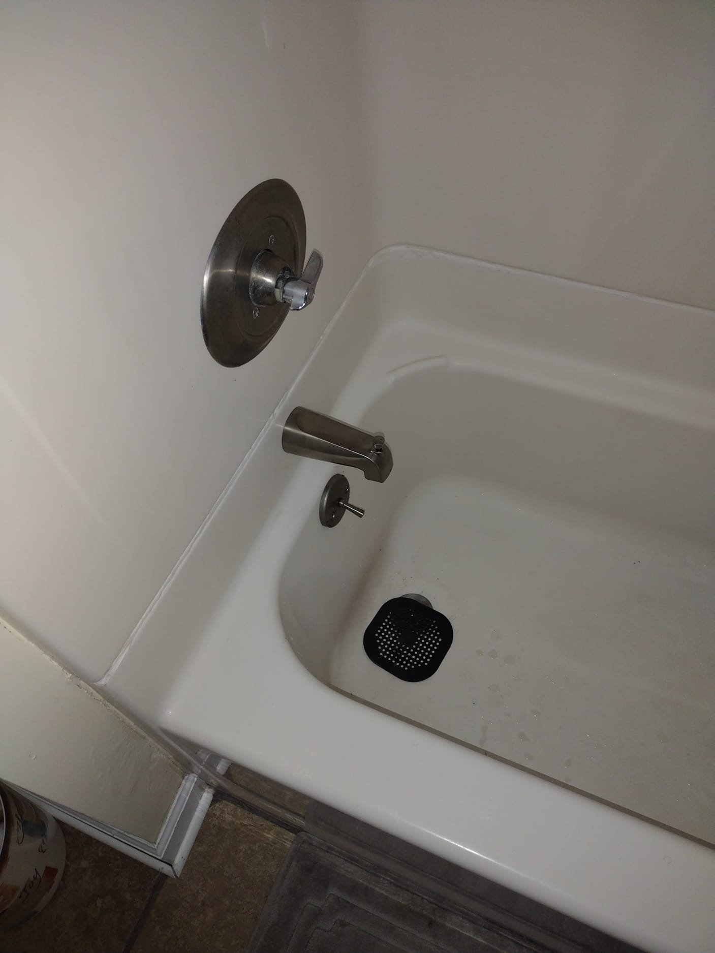 Modern bathtub spout and faucet in excellent condition