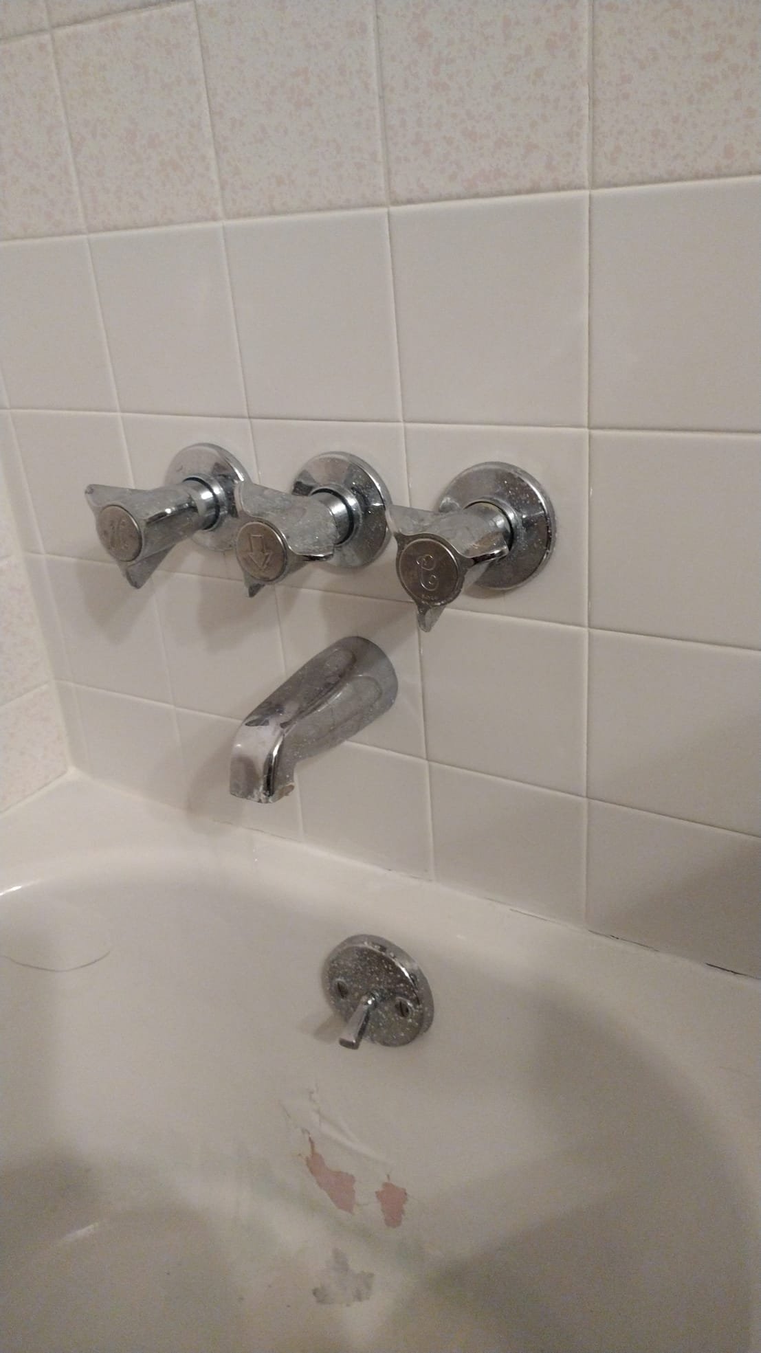 Worn bathroom fixtures before repair