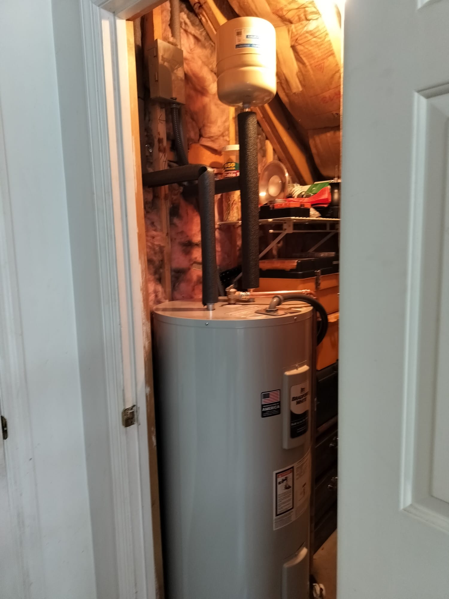 Electric water heater with foam insulation and expansion tank